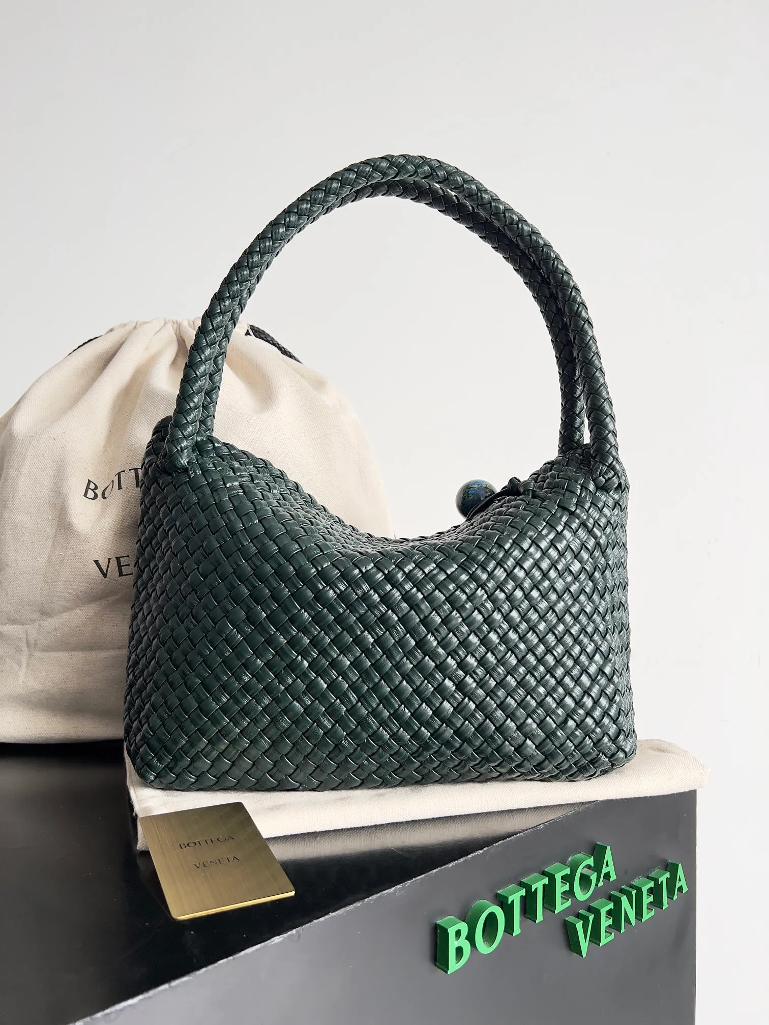 Batch 5960 BV collectible small woven handbags are really YYDS!! Bottega Veneta’s most classic small woven handbags are back! ! We use the highest quality leather with the highest craftsmanship❤️ to create the most expensive works. We have created the original Intrecciato leather weaving process❤️ This unique traditional exclusive leather weaving method has not only become our logo but also reflects the time-consuming and labor-intensive craftsmanship of our products❤️ The new TOSCA handbag must be a selection worth collecting🆕⚠️⚠️Babies, malachite can be sold separately and can be assembled by yourself Style number: 716974 Size: 27*9*18cm